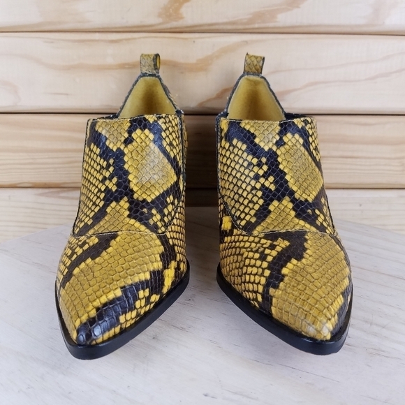 Vince Camuto 6.5 US Jetera Leather Ankle Western Booties Mustard Snakeskin NEW - Picture 5 of 12